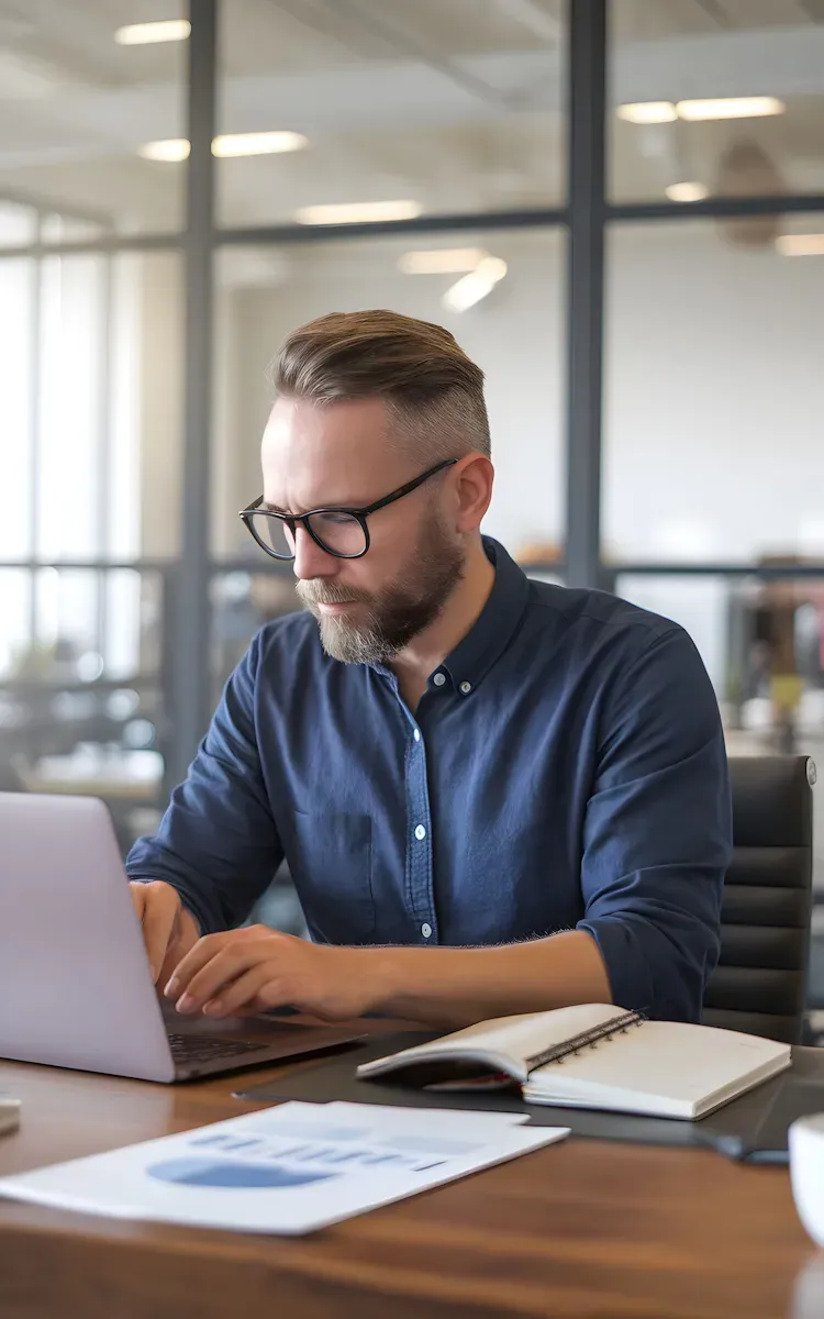Profesional con laptop dando pulgar arriba